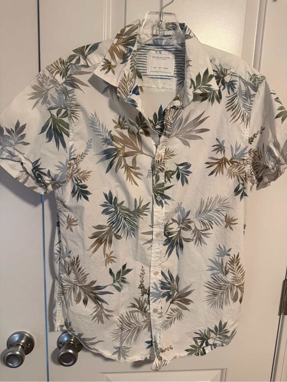 Denim & Flower White Short-Sleeve Button-Down with Green & Tan Leaf Print